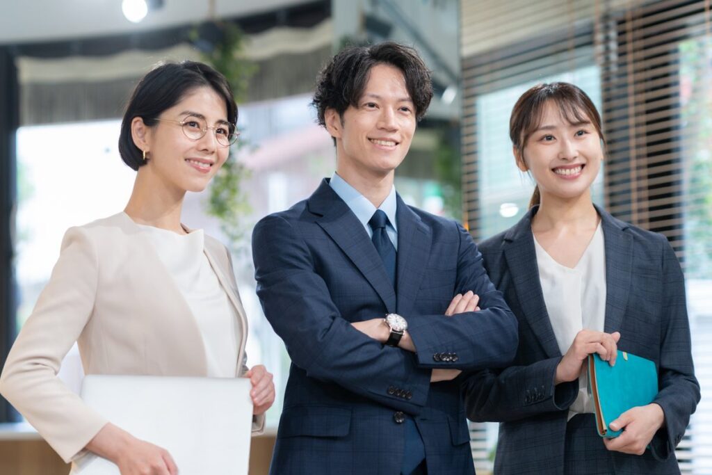 設備投資について話し合うビジネスパーソン