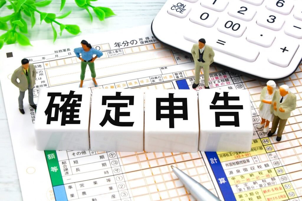 税務署に届出書を提出する様子