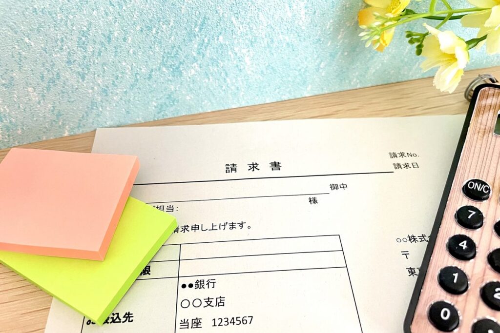 グループ会社間の請求書をチェックする様子