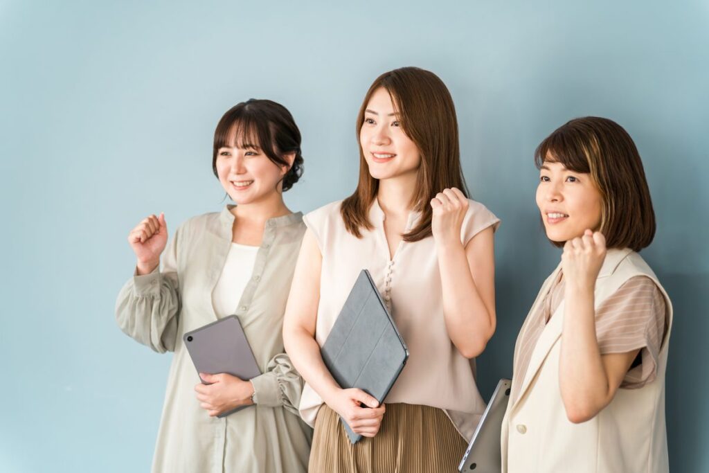 パソコンでグループ会社の残高を照合する経理担当者