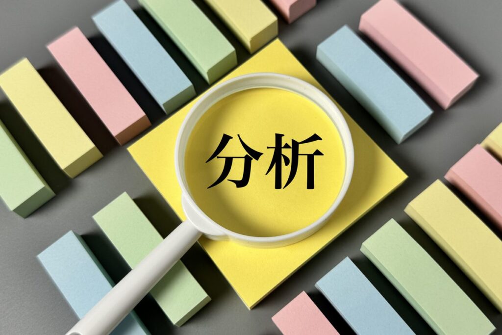 パソコンでコストデータを分析する様子