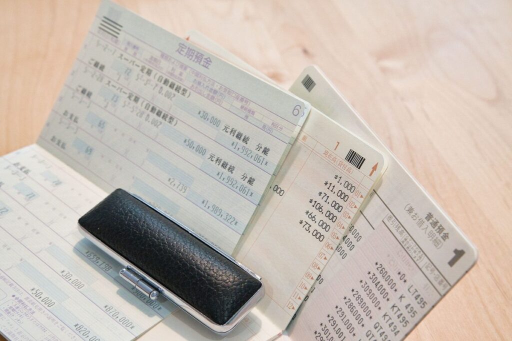 預金通帳で口座残高を確認する様子