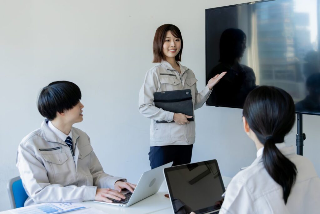 会議室でシステム導入を話し合う様子