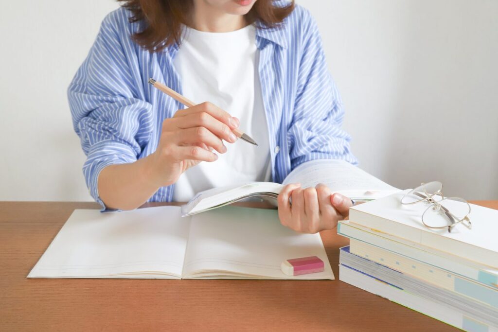 ノートに書き込みながら勉強する手元