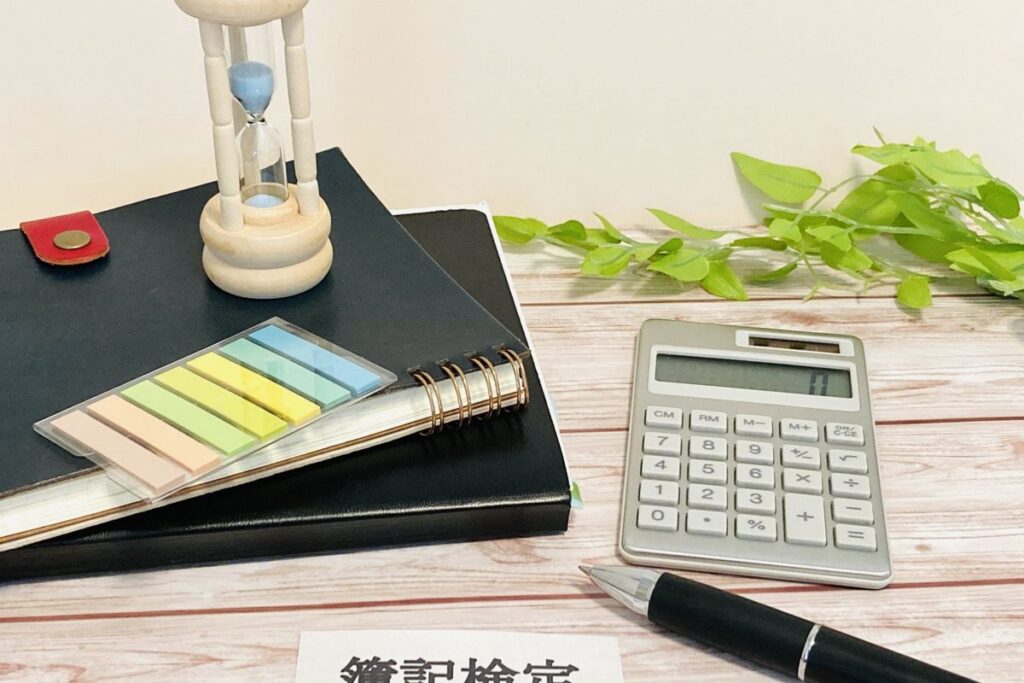 簿記1級の試験勉強をするデスク