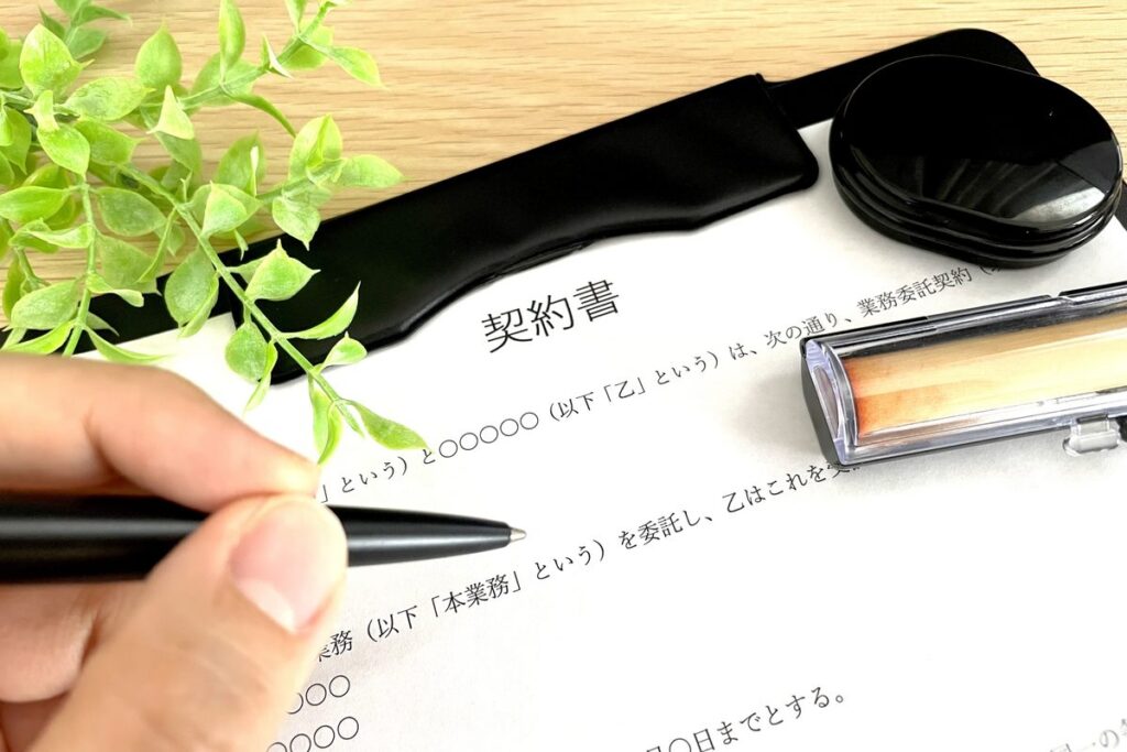 リース契約書に署名する様子