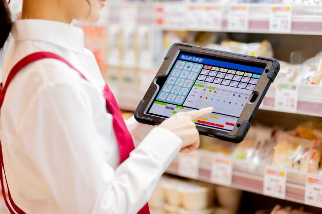 タブレットで在庫データを確認する店員