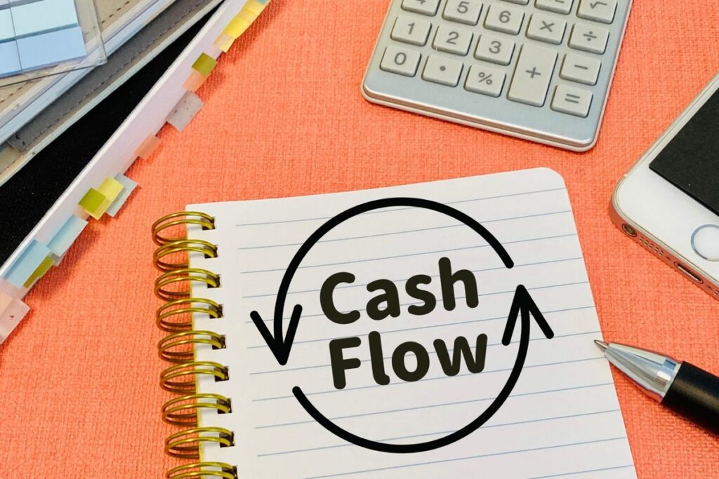 「Cash Flow」と書かれたノートと電卓