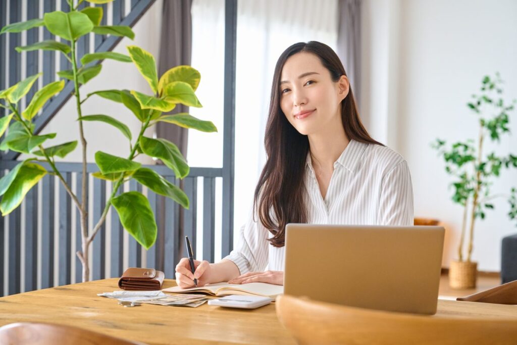 ノートパソコンで作業をする女性