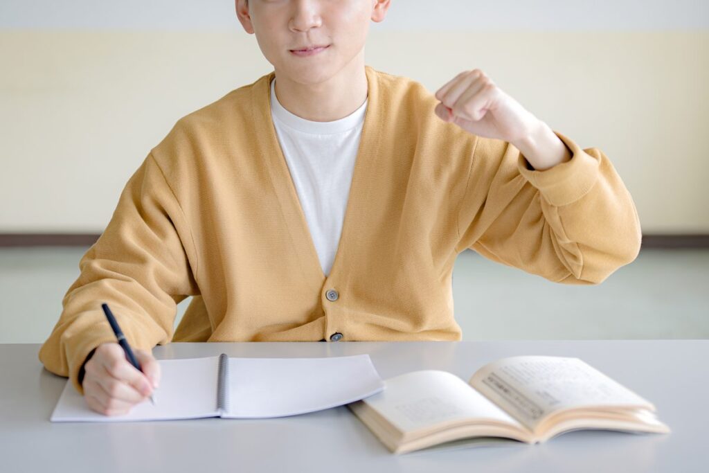 机で勉強する学生