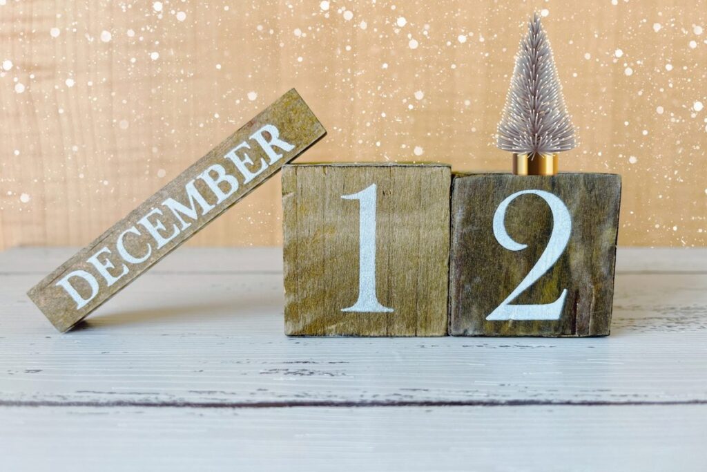 12月のカレンダーと積み木