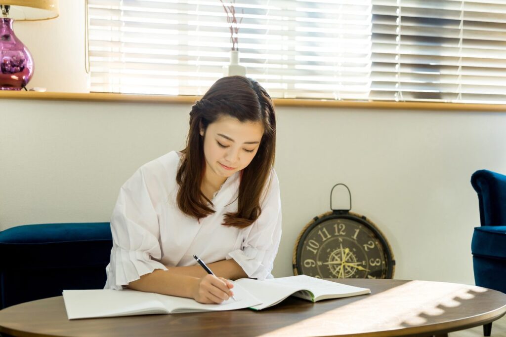机に向かって勉強する女性