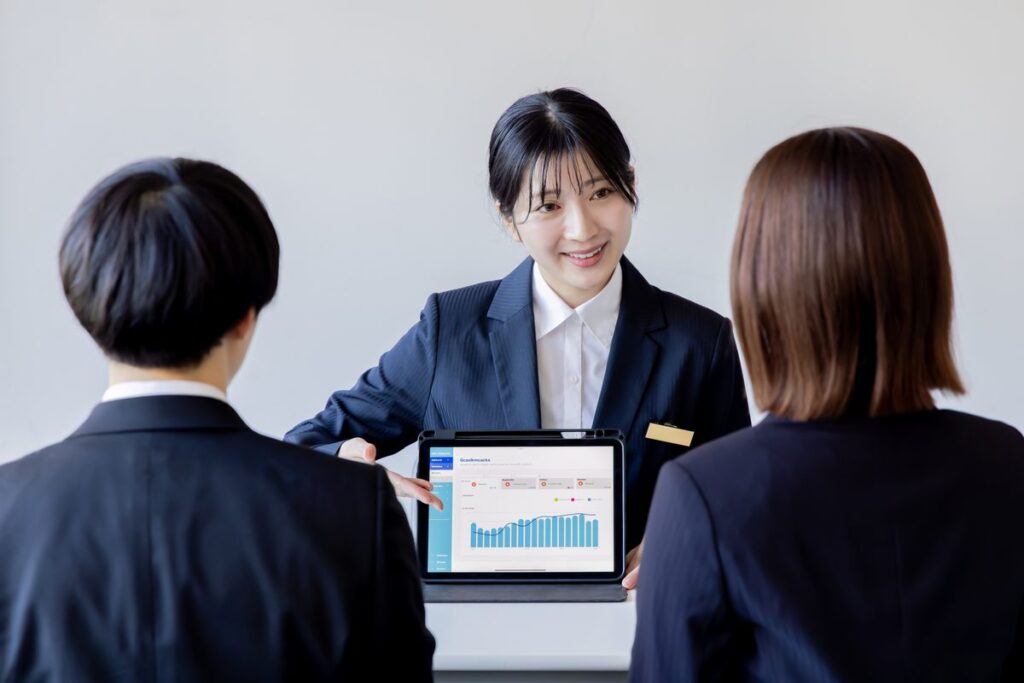 ノートパソコンの資料を見せながら説明する様子