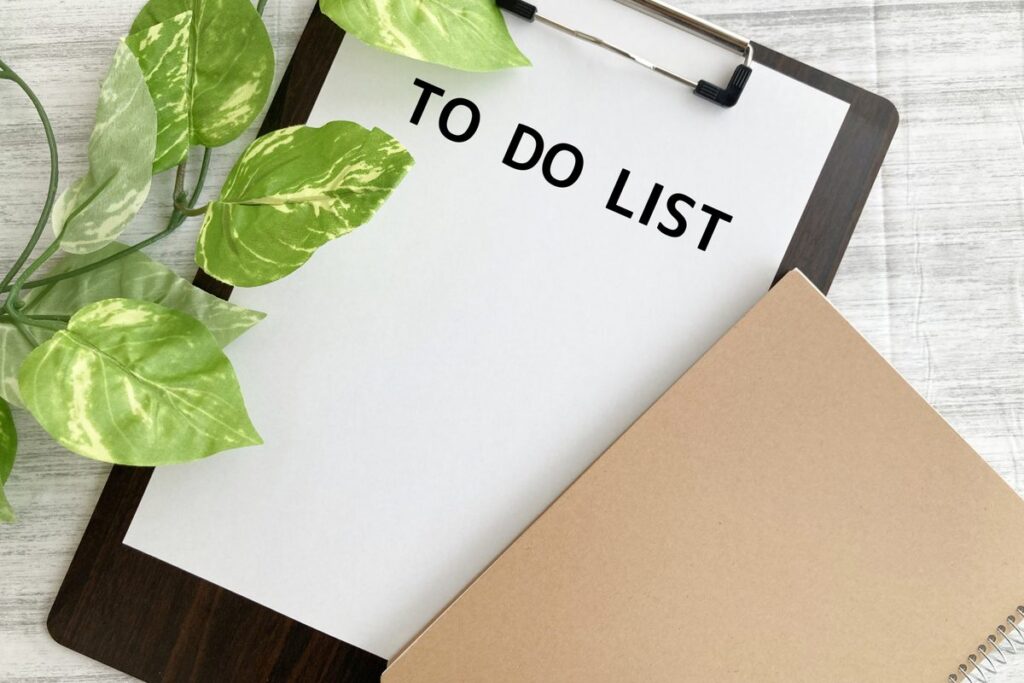 「TO DO LIST」と書かれたクリップボード