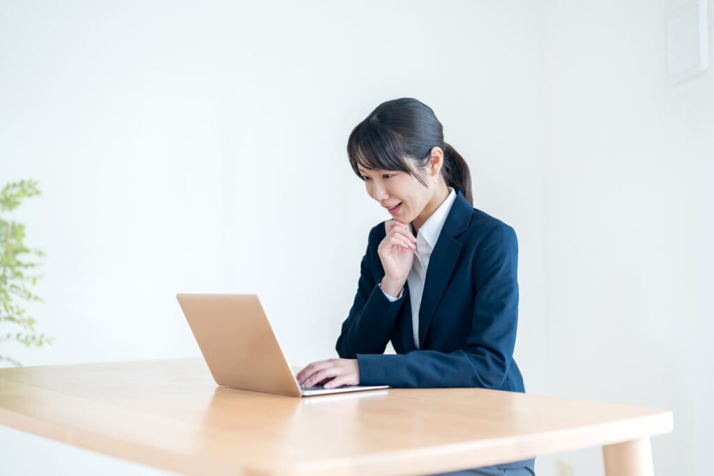 オフィスでノートパソコンに向かって作業する女性
