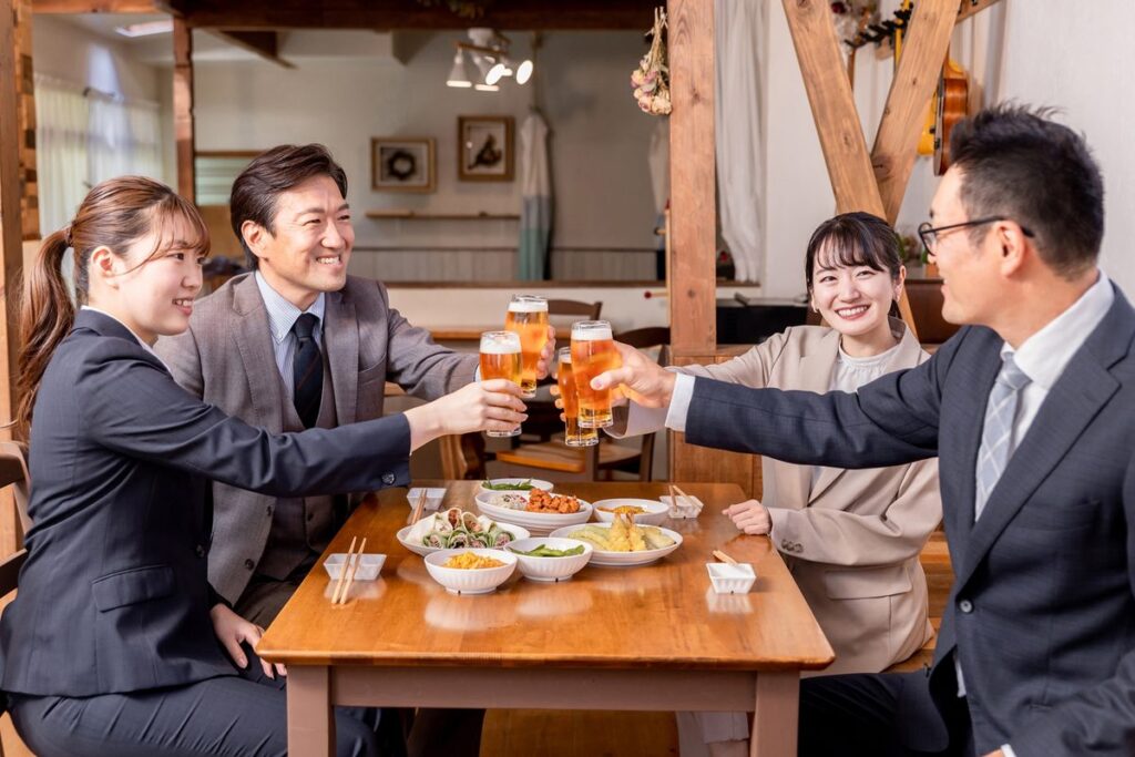 居酒屋で乾杯する会社員