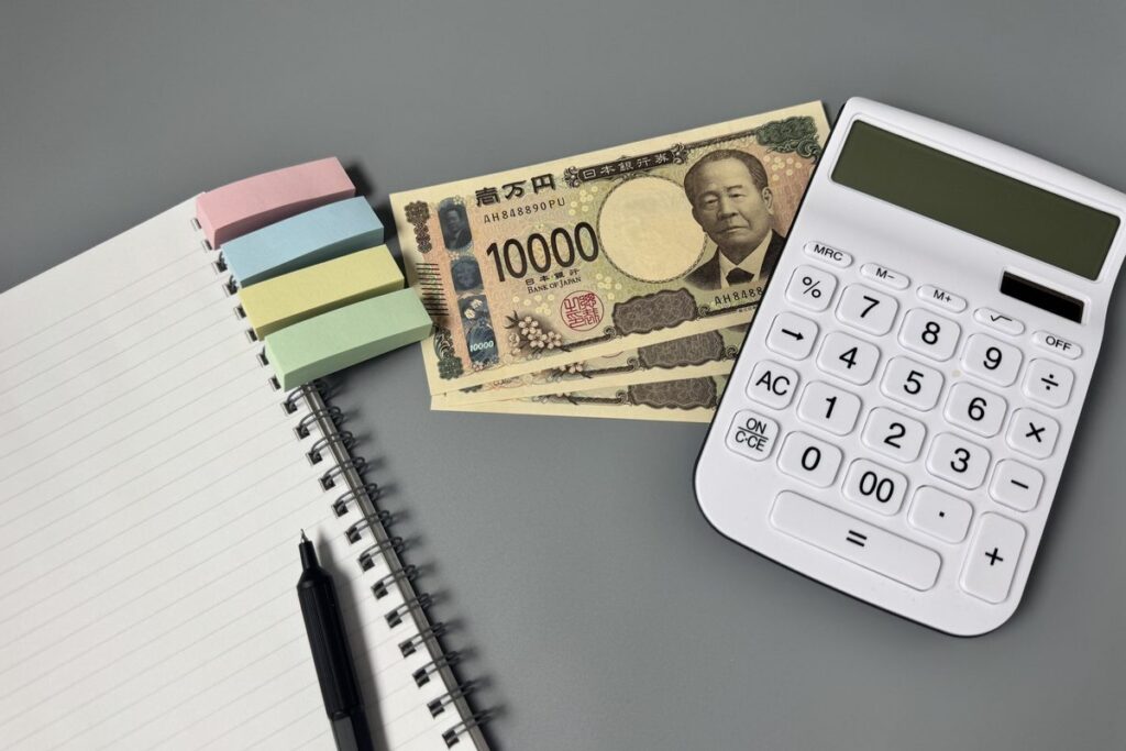 ノートと電卓・一万円札