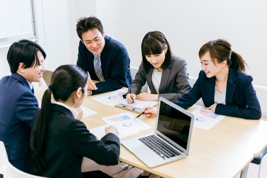 減損の兆候について打ち合わせをする社員たち