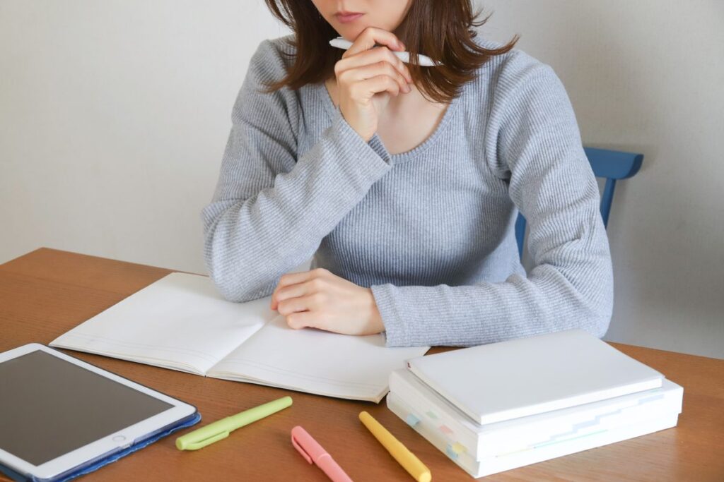 簿記1級の勉強をする様子
