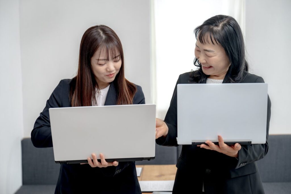 パソコンで資料を確認する経理担当者