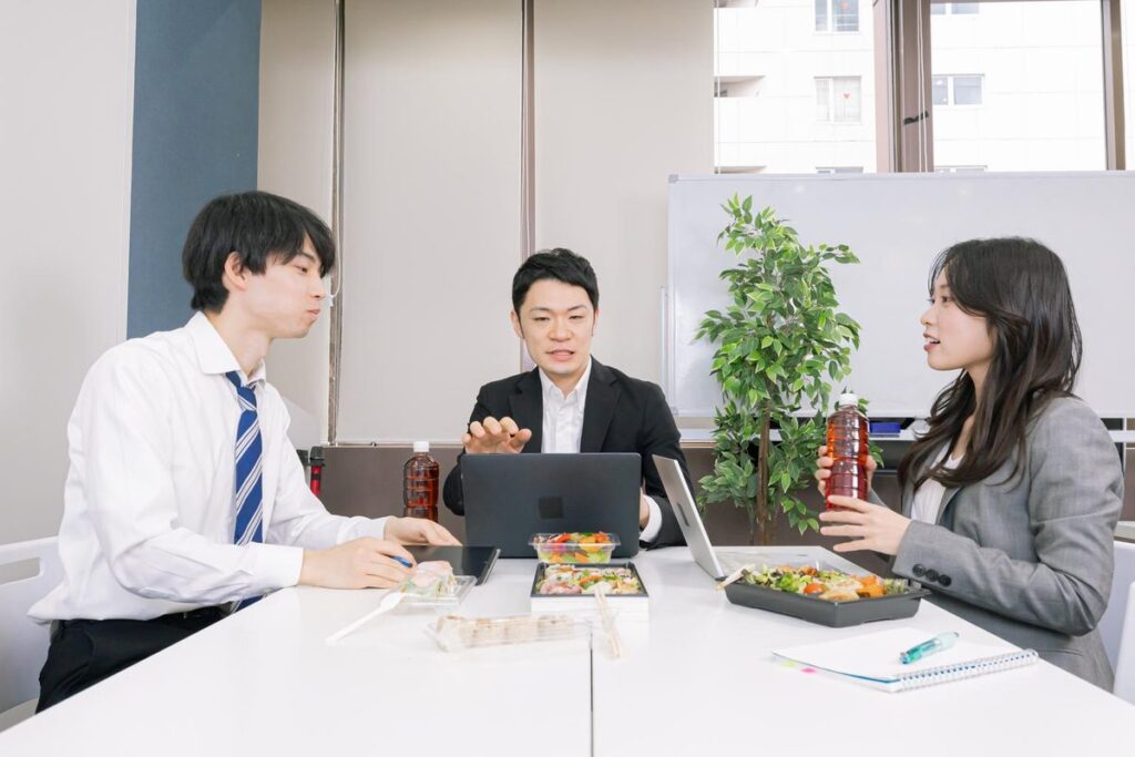 資料を見ながら打ち合わせをする社員