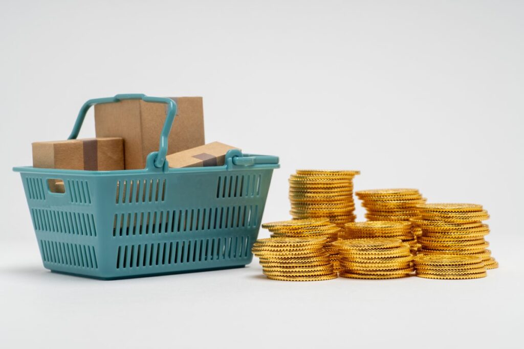 かごに入った硬貨と商品のイメージ