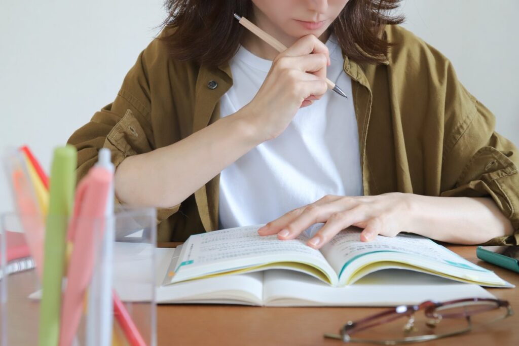 問題集で簿記を勉強する様子