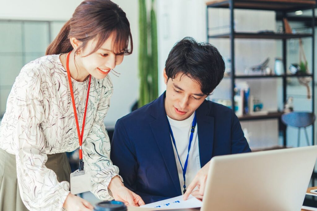 パソコンで資料を確認する経理担当者