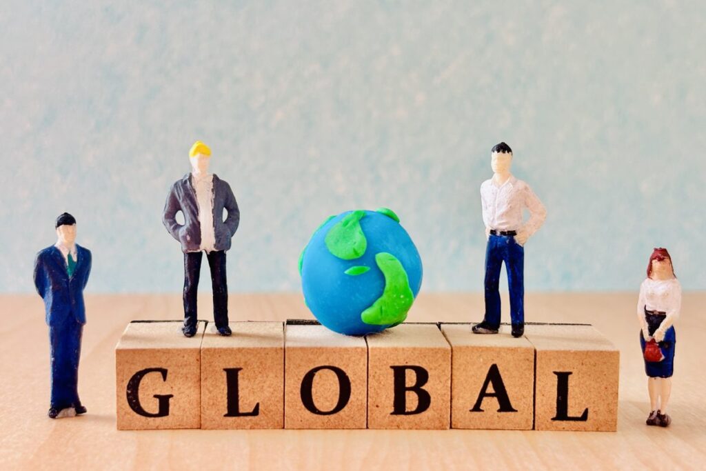 地球儀とGLOBALの文字の積み木