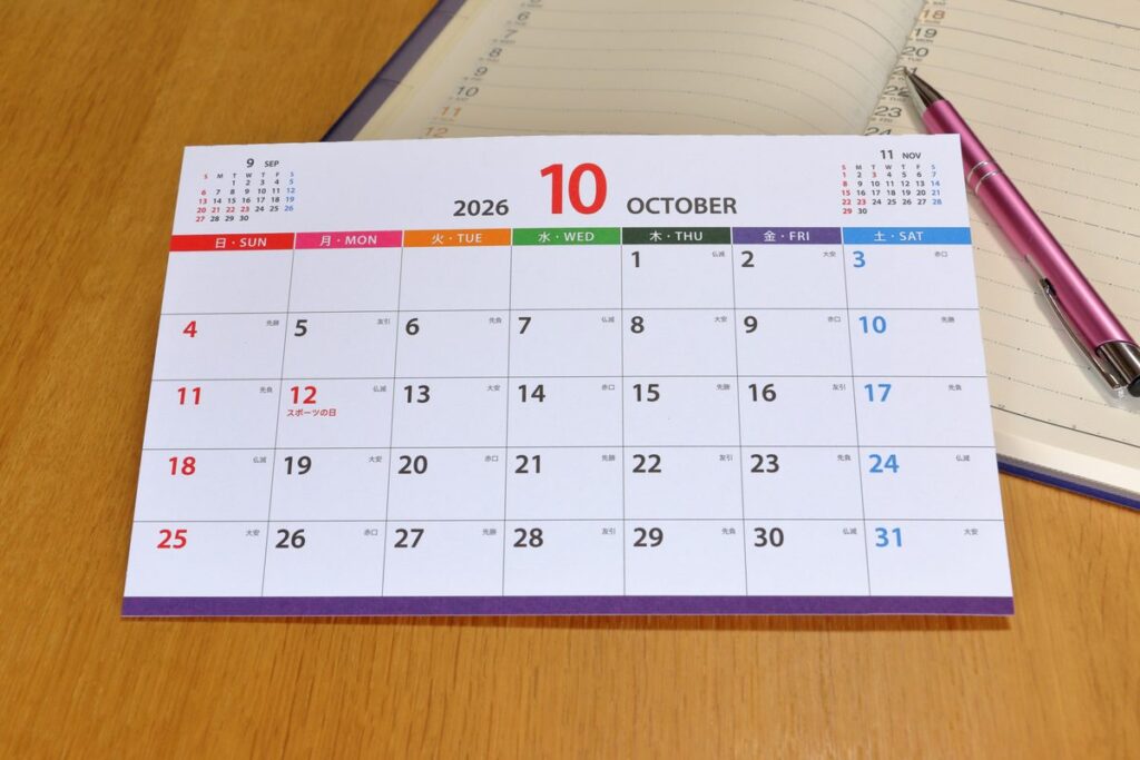 10月のカレンダーとペン