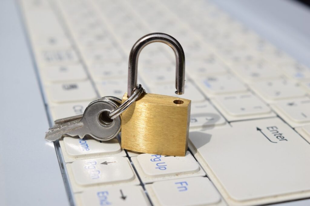 パソコンのキーボードに置かれた南京錠
