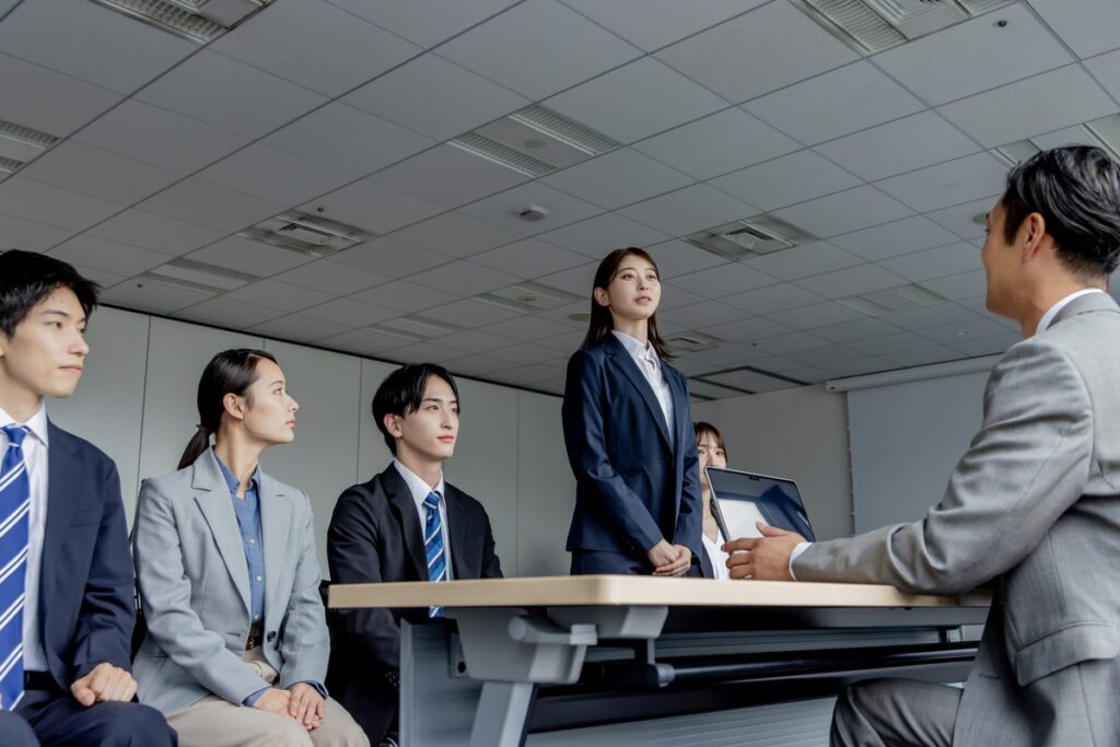 会議室で研修を受ける社員