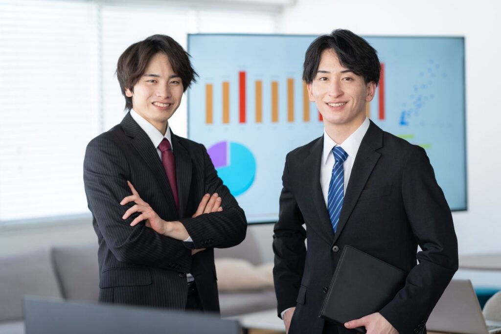 グラフの前で報酬制度を説明する社員