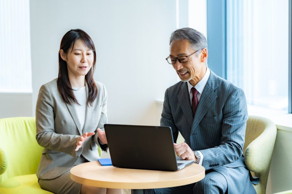 オフィスで打ち合わせをする会社員