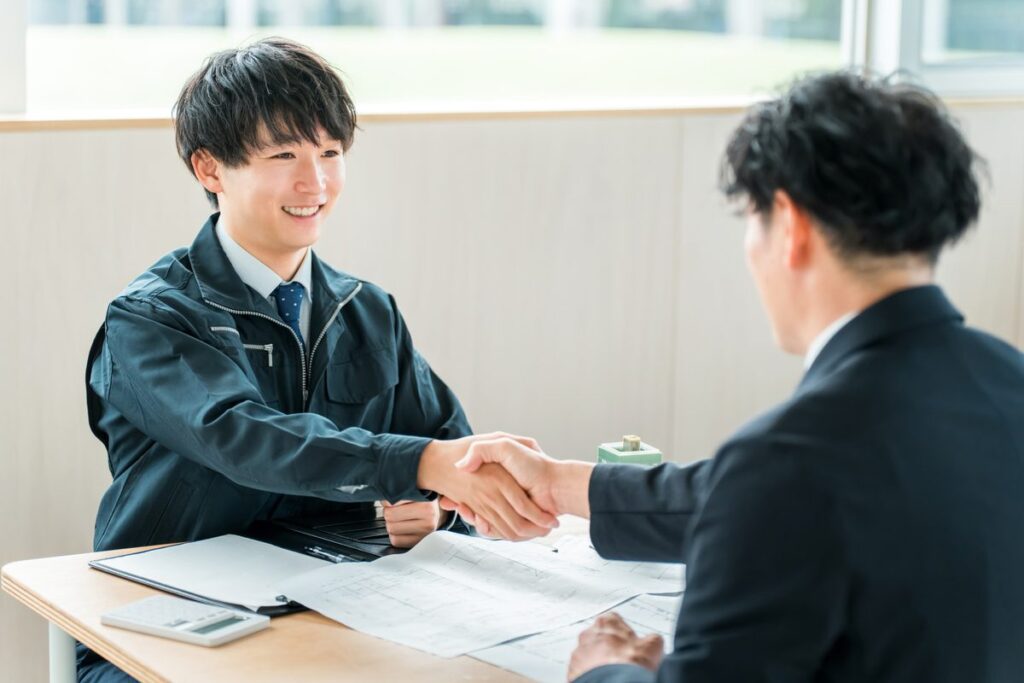 相談のあと握手をするビジネスパーソン