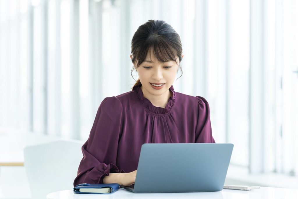 オフィスでパソコンを使って作業する女性