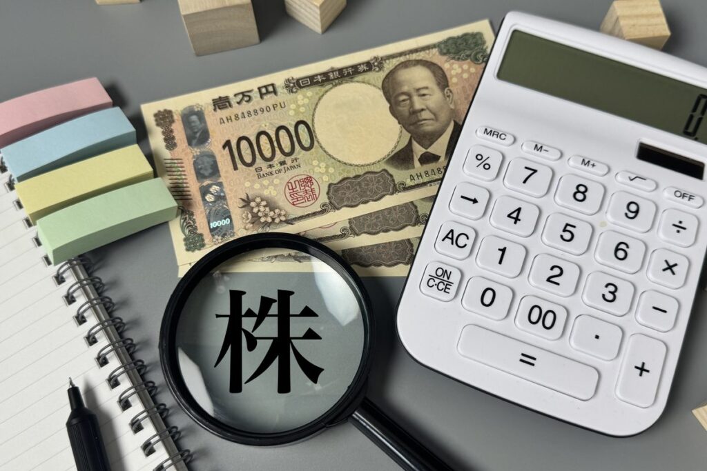 株式報酬をイメージした株の文字と電卓