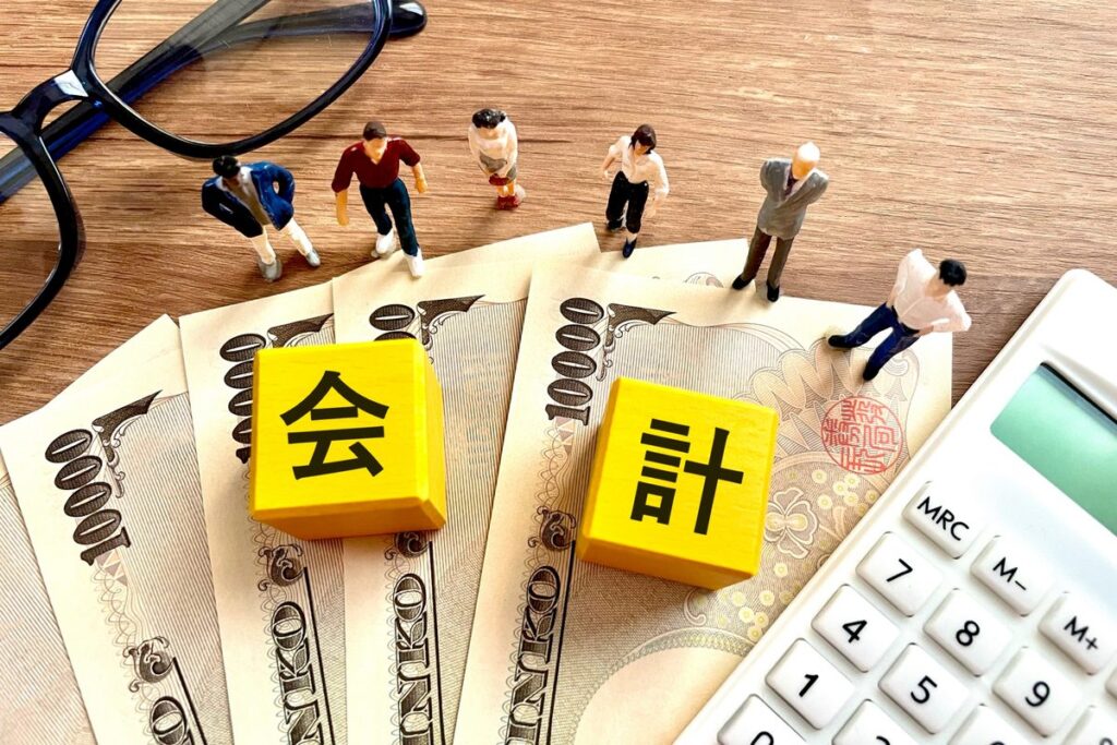 会計の文字と紙幣のイメージ