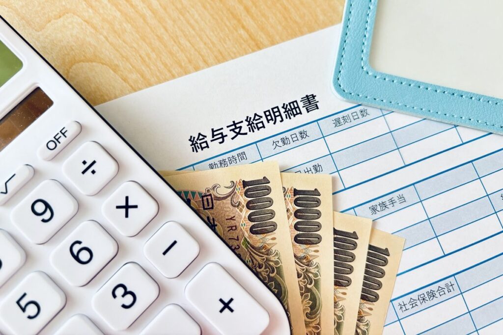 給与明細書とお札・電卓