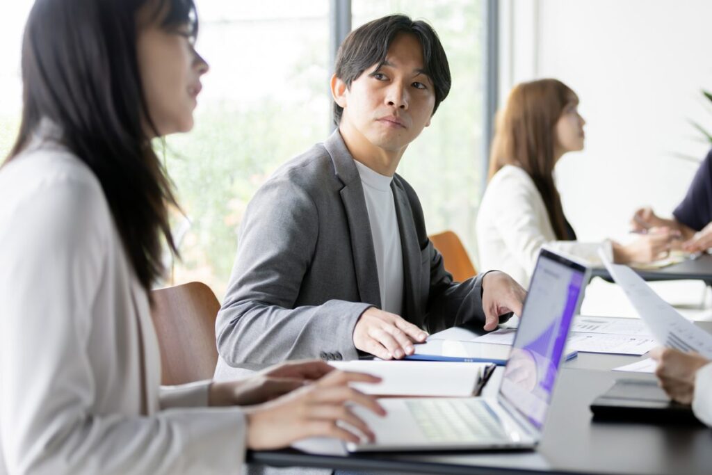 会議で資料を共有するチーム