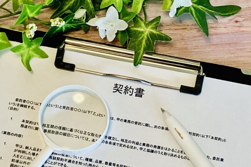 契約書類をチェックする経理担当者