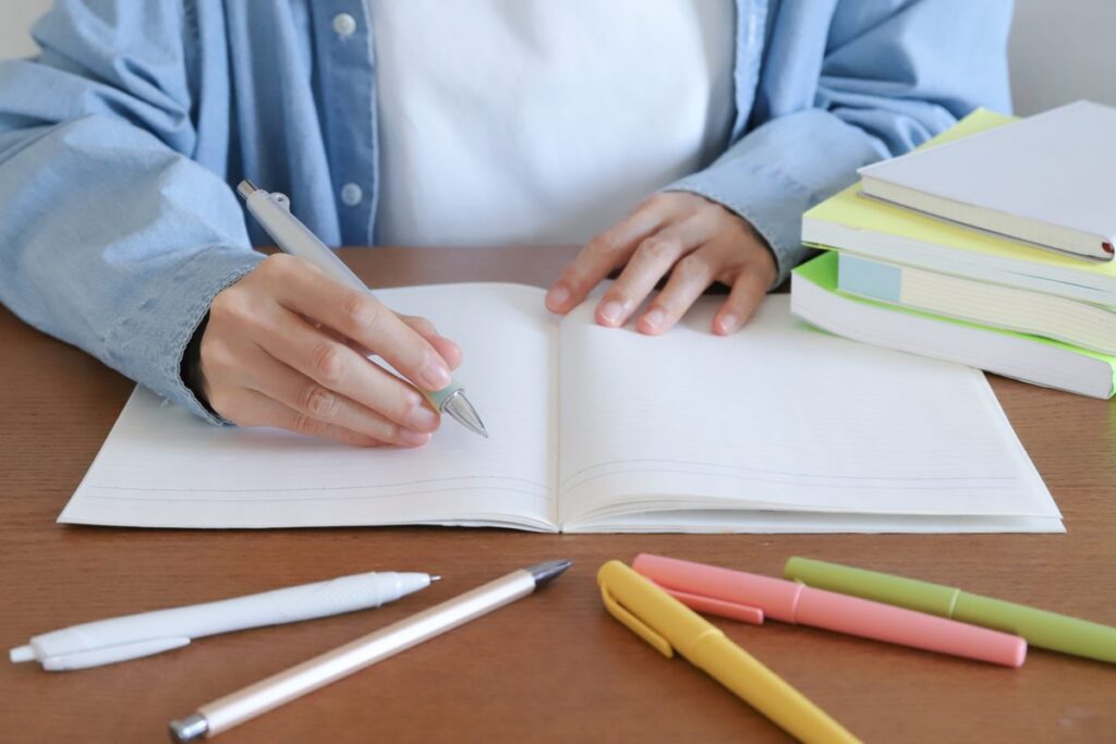 ノートに書き込みながら勉強する手元