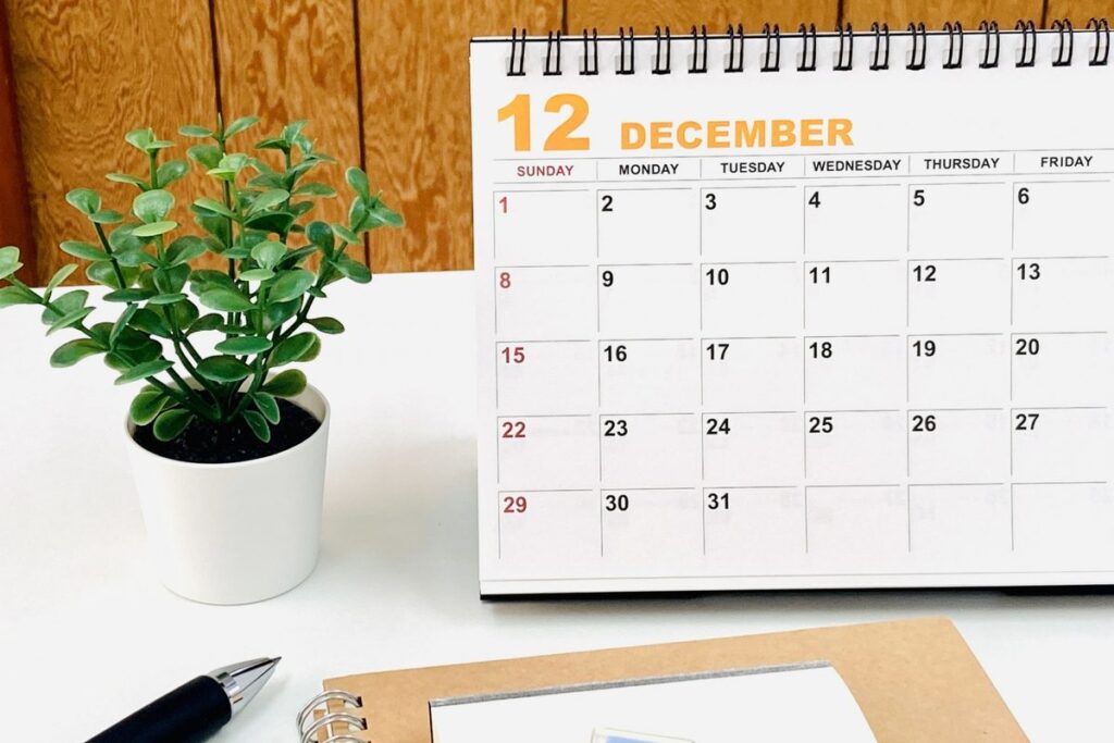 12月のカレンダーとペン