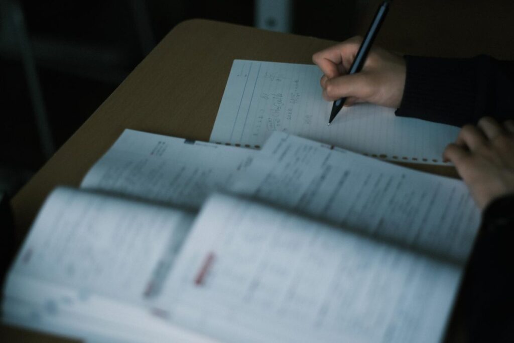 ノートに書き込んで勉強する受験生