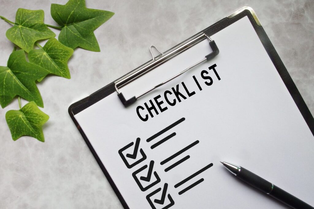 「CHECKLIST」と書かれたクリップボード