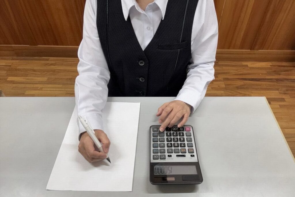 電卓を使いながら書類に記入する様子
