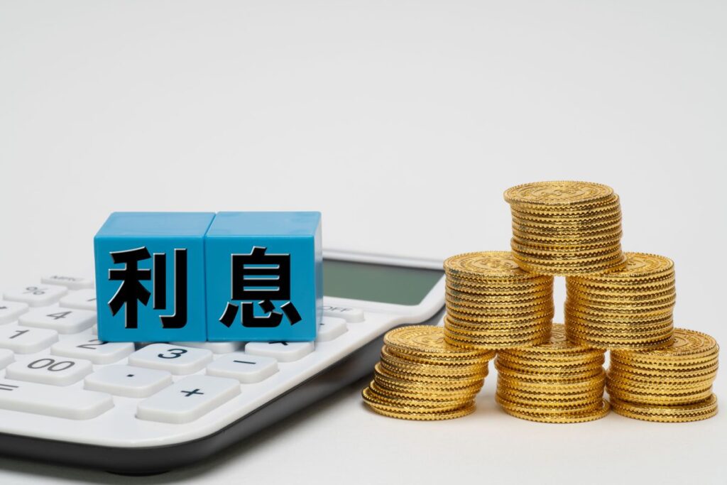 利息の文字と積み上げたコイン