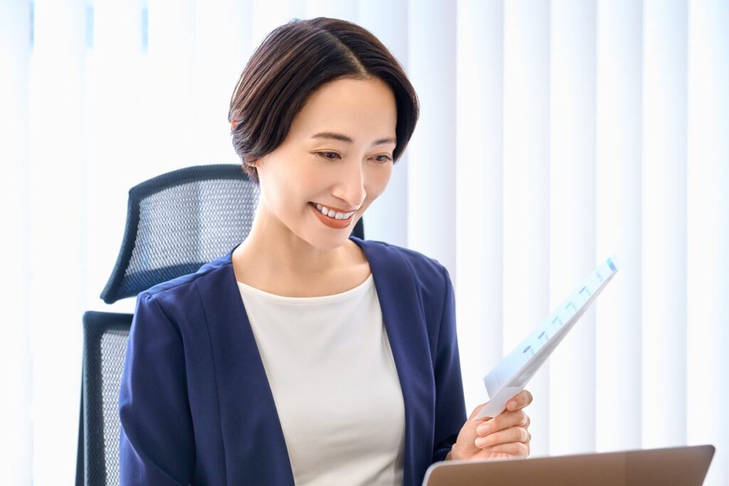 オフィスで書類をチェックする女性