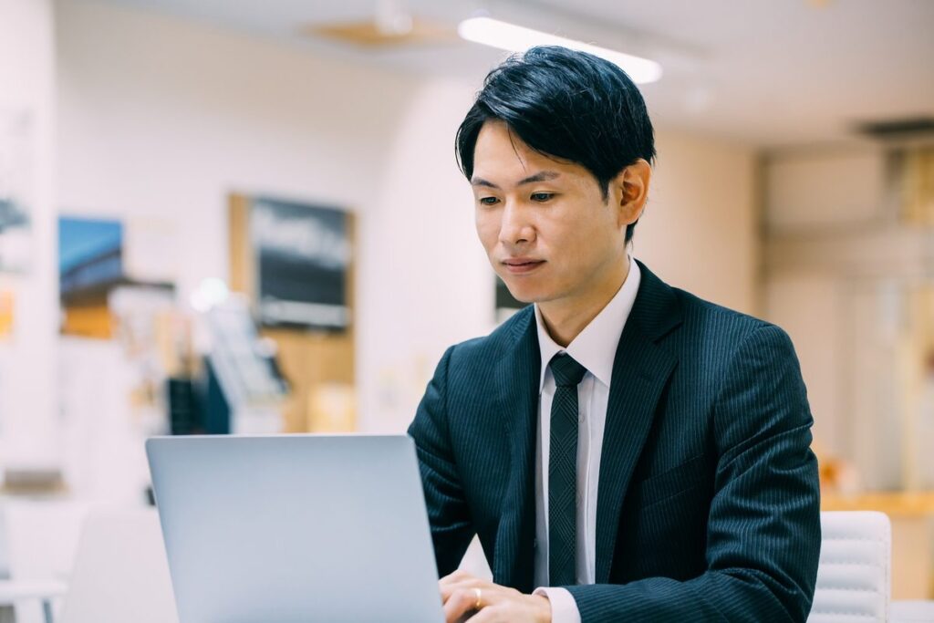 オフィスでパソコンを使って作業する男性