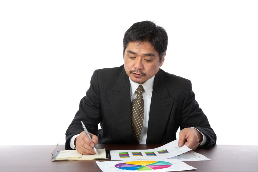 資料に目を通すビジネスパーソン